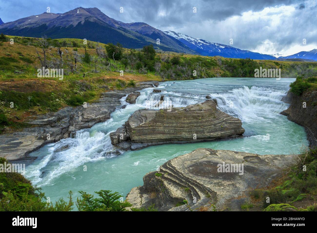 Vue panoramique sur les chutes Salto Grande sur la rivière Paine dans le parc national de Torres del Paine, en Patagonie chilienne. Banque D'Images