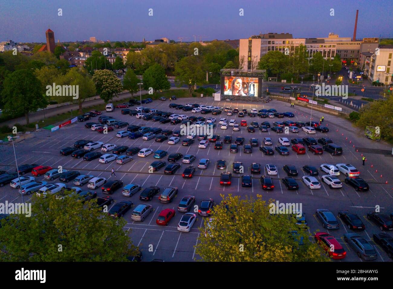 Cinéma temporaire, dans le parking devant le salon d'Essen, Grugahalle, grand écran LED, dans le quartier de RŸttenscheid, effets de TH Banque D'Images