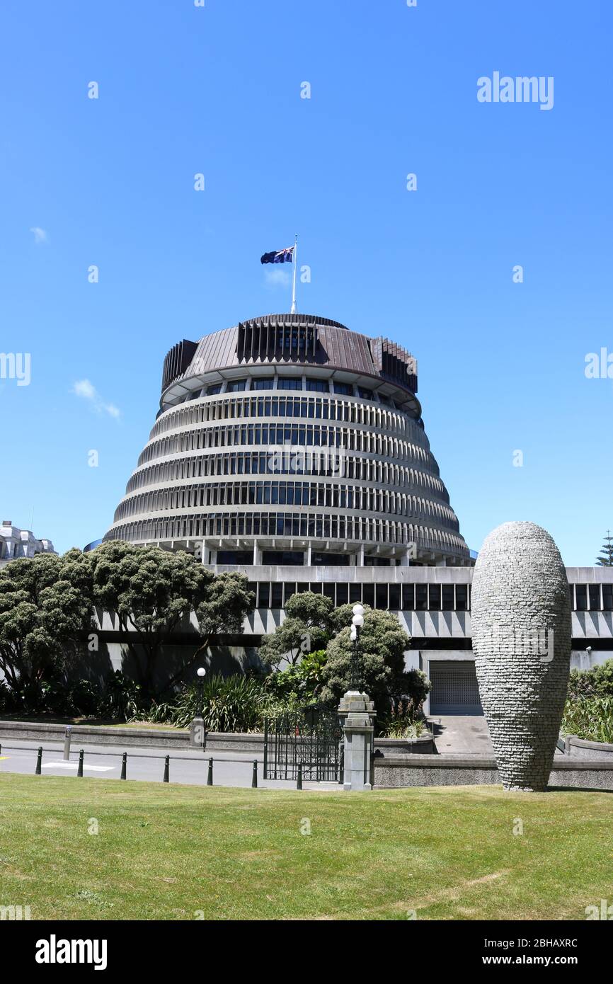 Tuahu, une partie de Kaiwhakatere : le navigateur, une sculpture de Brett Graham devant la ruche, un des bâtiments du gouvernement à Wellington, en Nouvelle-Zélande. Banque D'Images