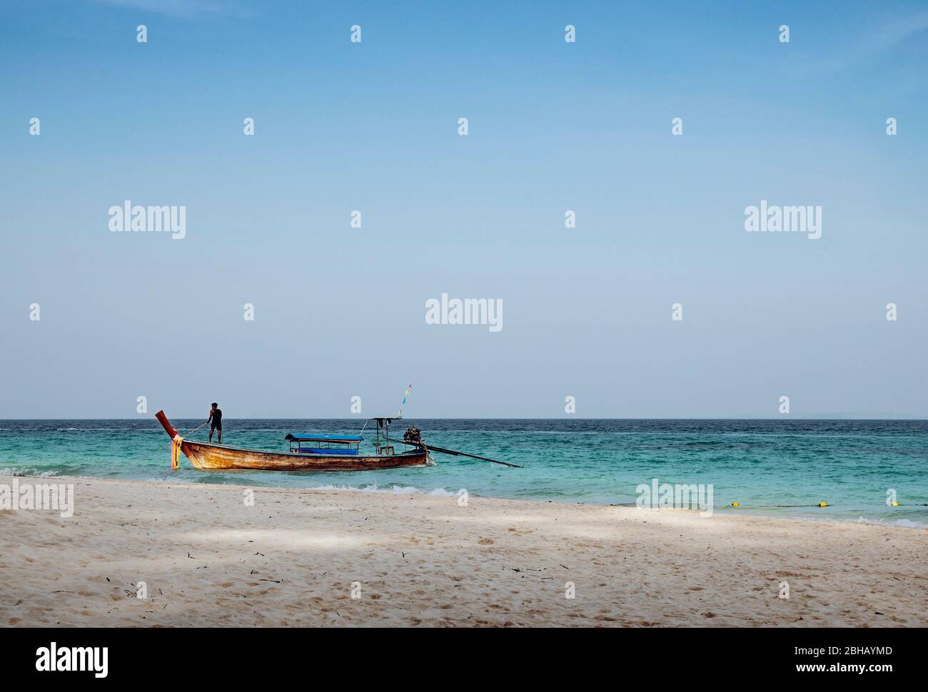 Thaïlande, Phi Phi Islands, Bamboo Island, plage, bateau Banque D'Images