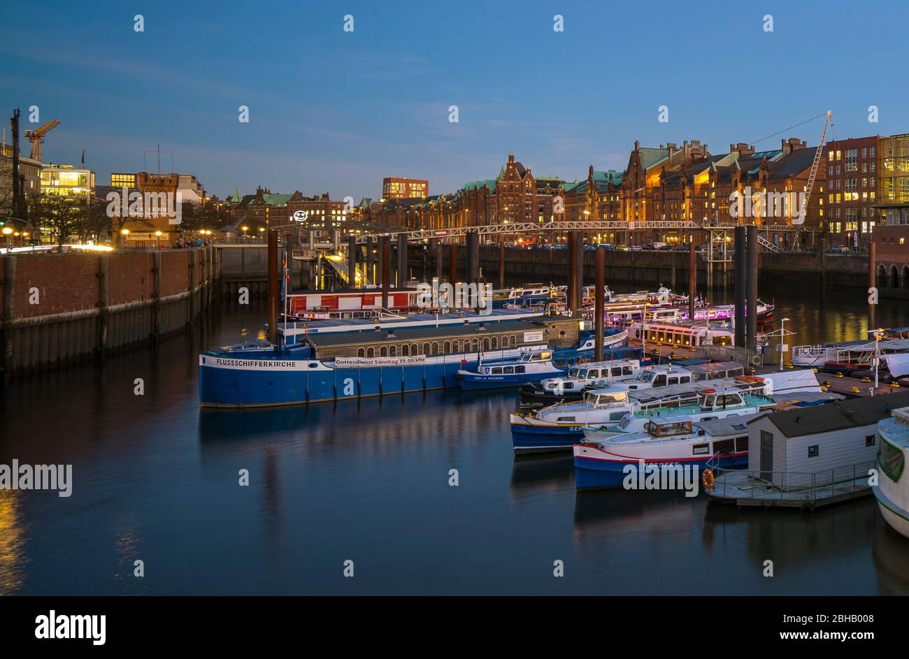 Allemagne, Hambourg, Hafencity, Binnenhafen, église de bateau de rivière, vue sur le Kehrwieder Banque D'Images