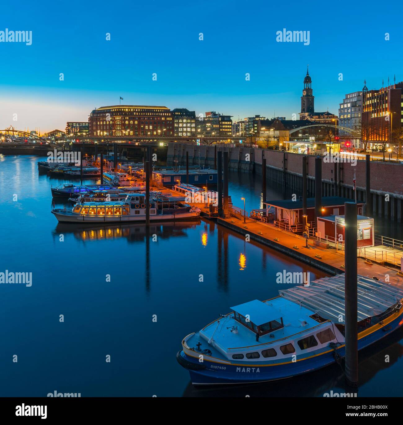 Allemagne, Hambourg, Hafencity, Binnenhafen, vue sur St. Michaelis. Banque D'Images