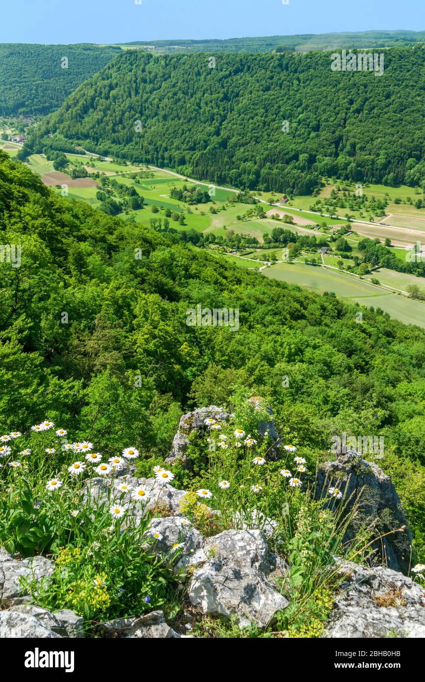 Allemagne, Bade-Wurtemberg, Lenningen-Oberlenningen, vue depuis les 739 m de hauteur Hohkreutfels dans la vallée de Lenninger, réserve de biosphère de l'Alb Banque D'Images