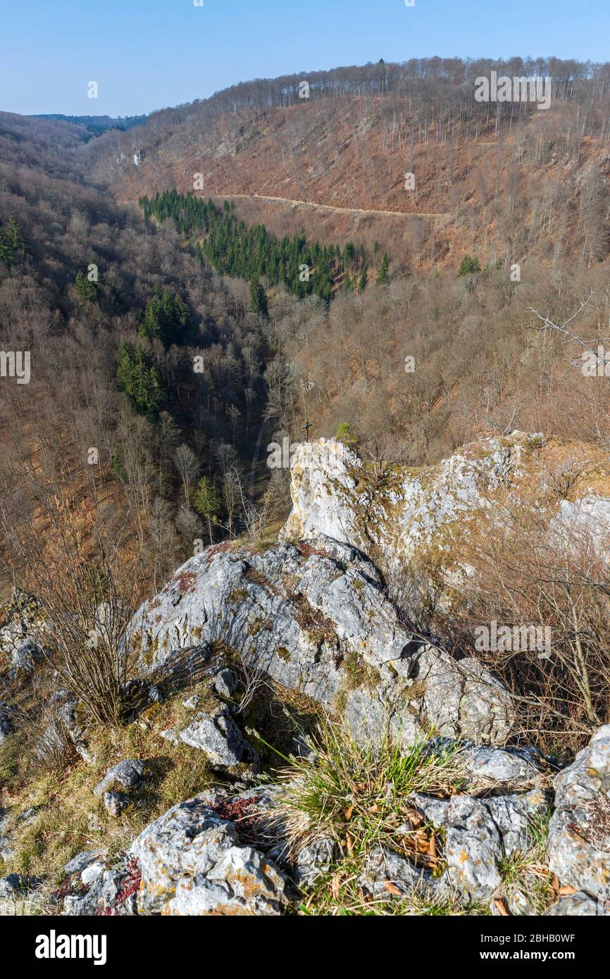 Allemagne, Bade-Wurtemberg, Hayingen, vue du Lämmerstein sur le chenal, zone de randonnée dans la réserve de biosphère de l'Alb. Swabian Banque D'Images