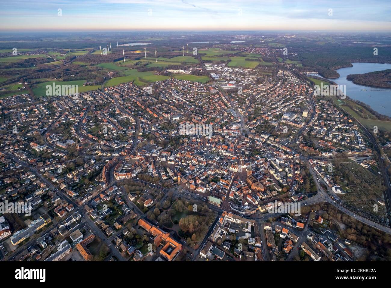 Vue aérienne, réservoir de Haltern, éoliennes, centre-ville ancien, Haltern am See, Rhénanie-du-Nord-Westphalie, Allemagne Banque D'Images