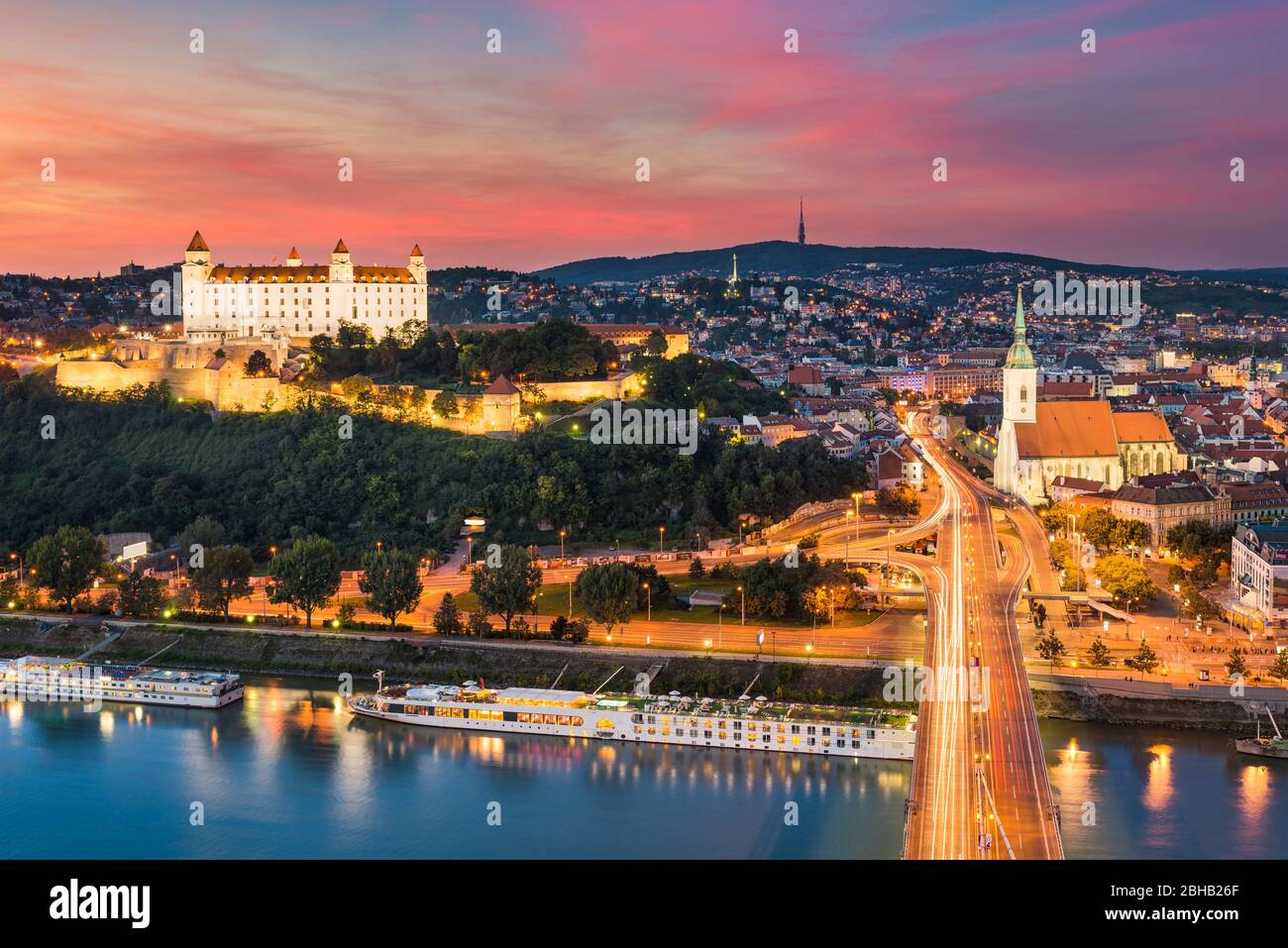 Coucher du soleil skyline de Bratislava, Slovaquie Banque D'Images