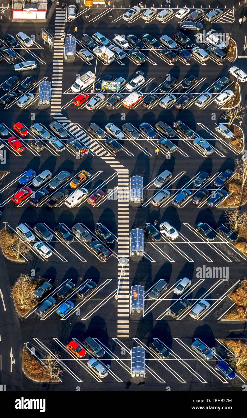 Parking avec grandes baies de parking pour les SUV, supermarché, Heessen, Am Schacht III, Hamm, Ruhr, Rhénanie-du-Nord-Westphalie, Allemagne Banque D'Images