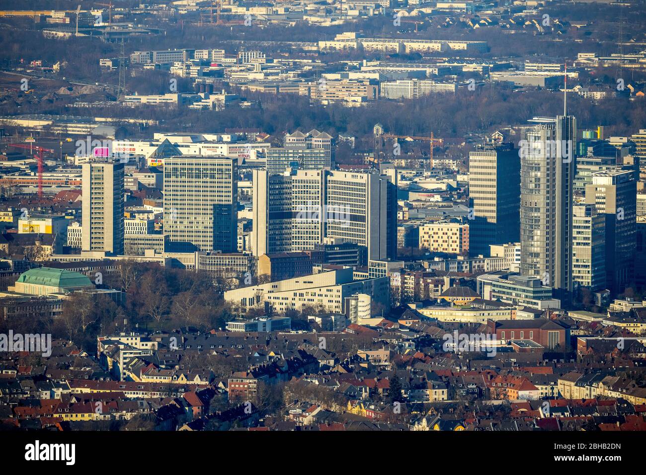 Vue aérienne, Skyline avec la Tour RWE, Aalto Music Theatre et Philharmonic, Essen, Rhénanie-du-Nord-Westphalie, Allemagne Banque D'Images