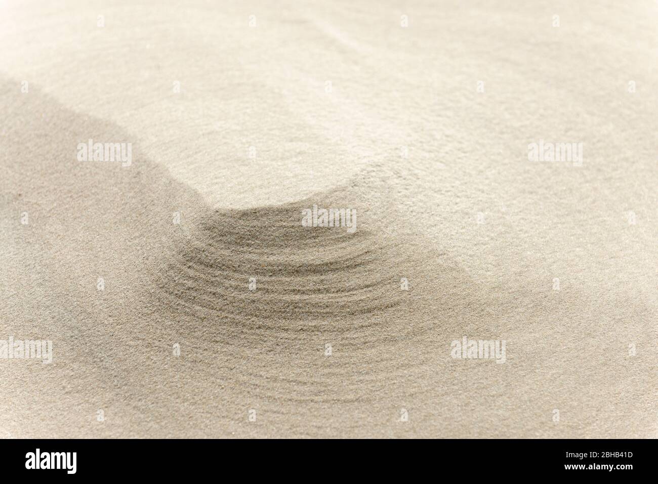 Allemagne, structure de sable sur la plage de sable de Juist. Banque D'Images