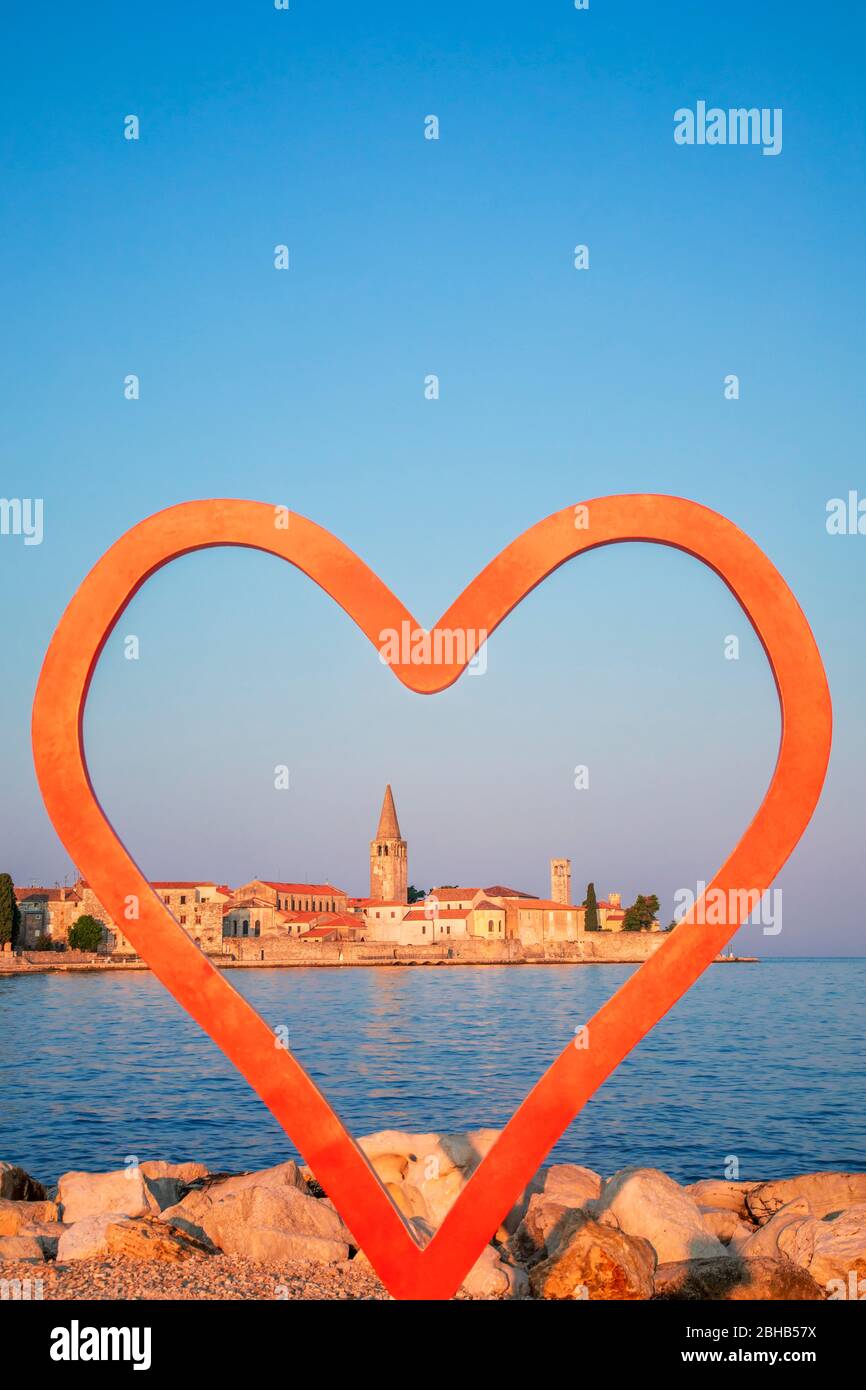 Installation J'aime Porec avec un coeur rouge, vue sur la vieille ville avec la basilique euphrasienne, site du patrimoine mondial de l'UNESCO, Porec - Parenzo, Istrie, Croatie Banque D'Images