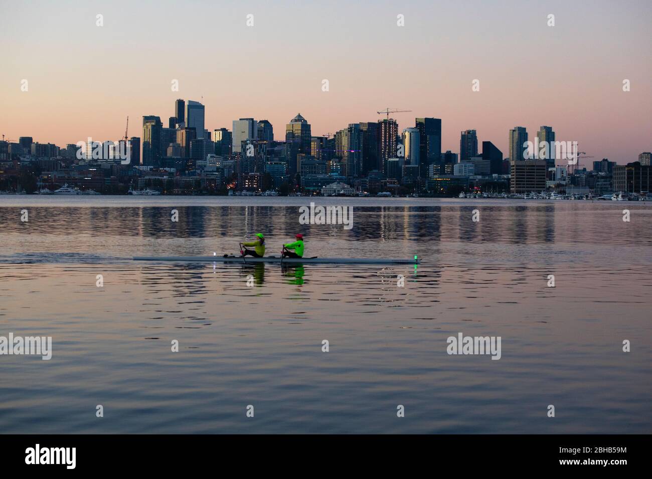Deux personnes kayak au crépuscule avec horizon de la ville en arrière-plan, Seattle, Washington, USA Banque D'Images