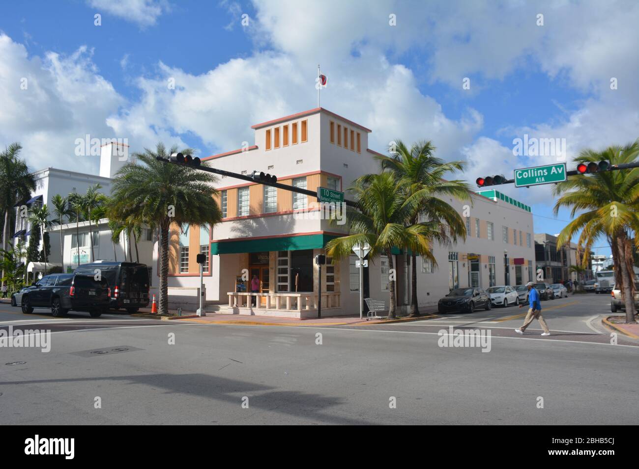 Avenue Collins. La plus grande collection d'architecture Art déco au monde se trouve à South Beach, dans Miami Beach, en Floride, aux États-Unis. Banque D'Images