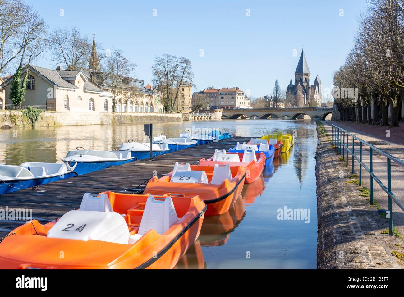 France, Lorraine, Metz, pédalos dans la Moselle. Banque D'Images