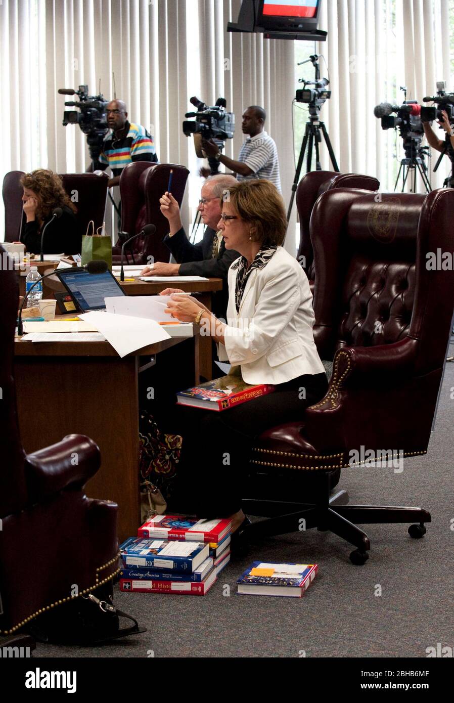 Austin Texas États-Unis, 19 mai 2010: Le Texas State Board of Education a fait les gros titres nationaux avec leur débat sur les révisions proposées pour le programme d'histoire enseigné dans les écoles du Texas. Une majorité conservatrice des 15 membres du conseil d'administration a fait l'objet de révisions controversées qui, entre autres choses, ont passé en revue le rôle de Thomas Jefferson dans l'histoire américaine. Barbara Cargill, membre du conseil d'administration, écoute les témoignages lors de la réunion du conseil d'administration. ©Bob Daemmrich Banque D'Images