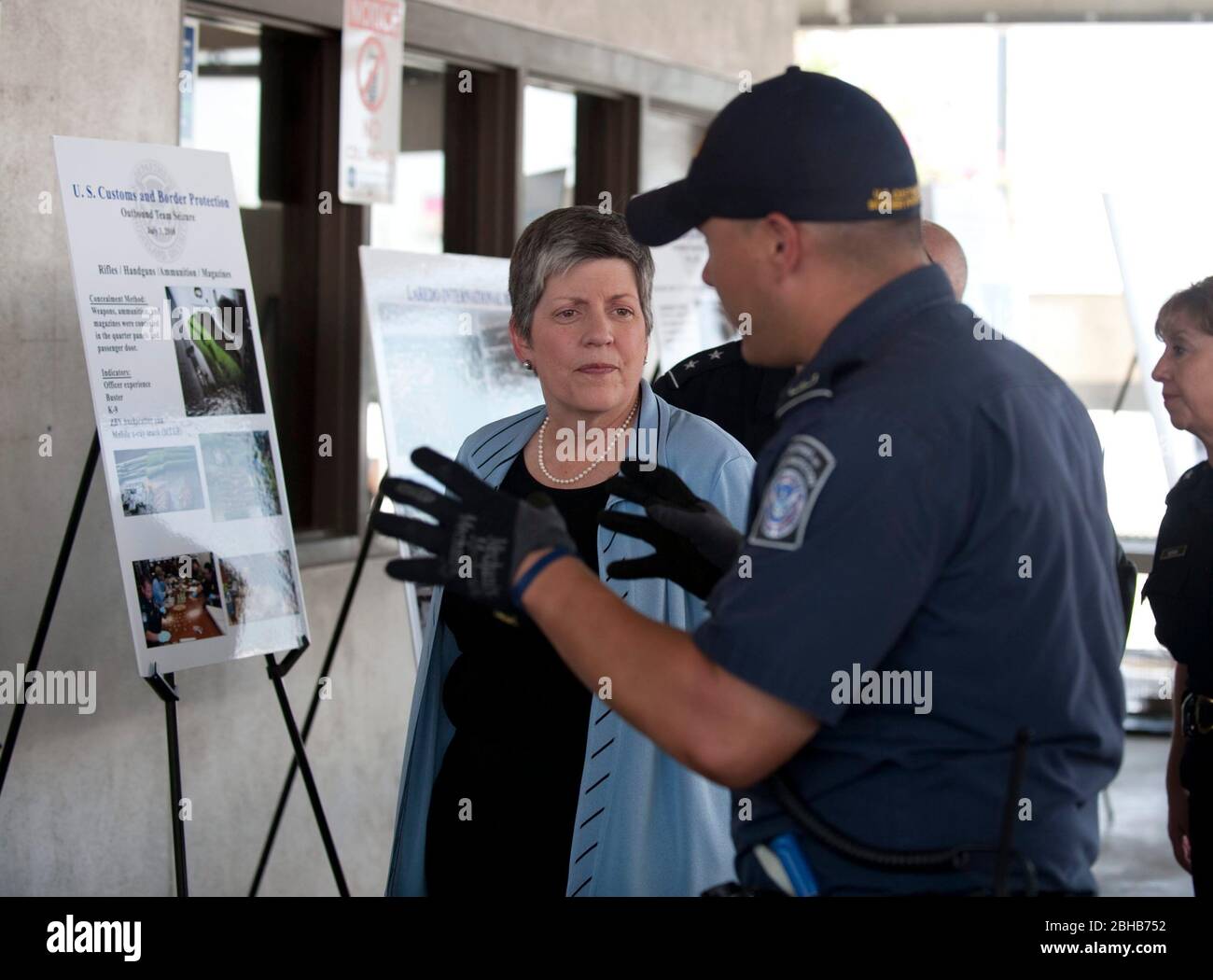 Laredo Texas États-Unis, 15 juillet 2010: L'agent des douanes et de la patrouille frontalière des États-Unis discute de questions à la frontière entre les États-Unis et le Mexique avec la secrétaire à la sécurité intérieure Janet Napolitano lors de sa visite officielle au sud du Texas. ©Bob Daemmrich Banque D'Images