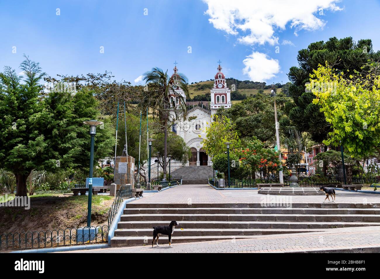 San José de Minas, Pichincha, Équateur, 10 août 2019 : l'église paroissiale San José de Minas, construite avec des pierres et de la chaux, est dans le parc central du remorquage Banque D'Images