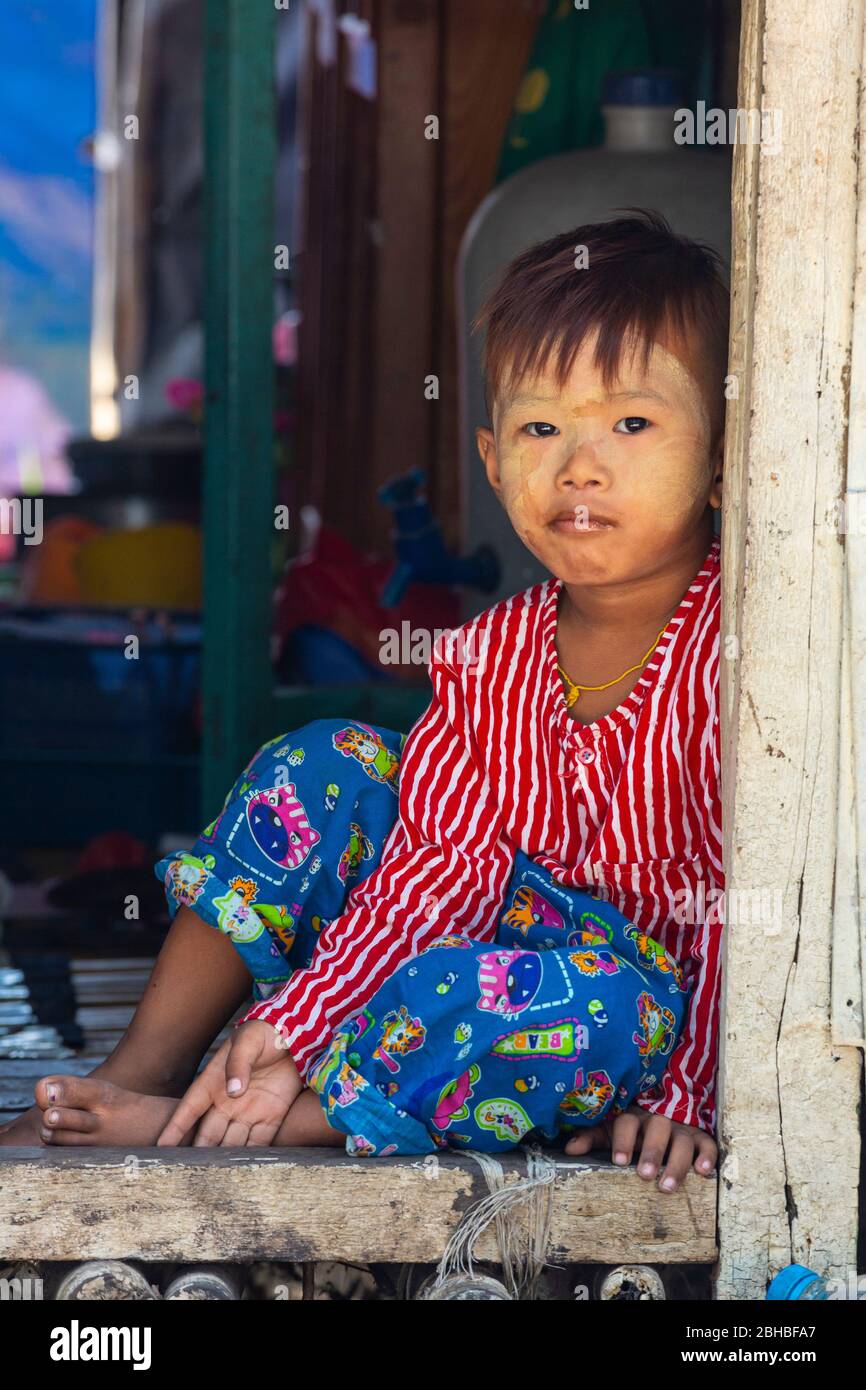 Portrait d'un garçon local dans la région de Dawei, dans le sud du Myanmar Banque D'Images