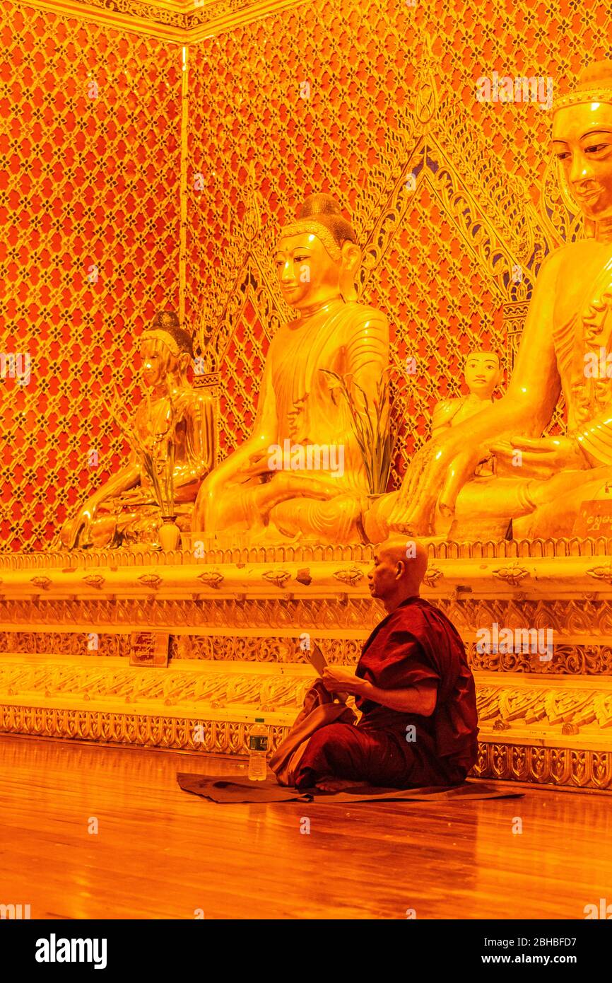 Moine bouddhiste méditant à la pagode Shwedagon à Yangon Banque D'Images