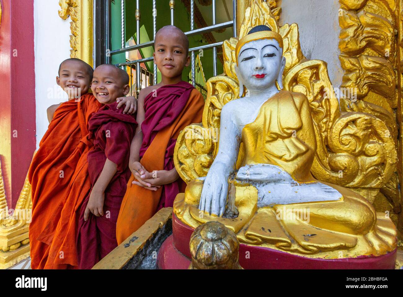 Jeunes novices bouddhistes de moine pendant la pause de classe Banque D'Images