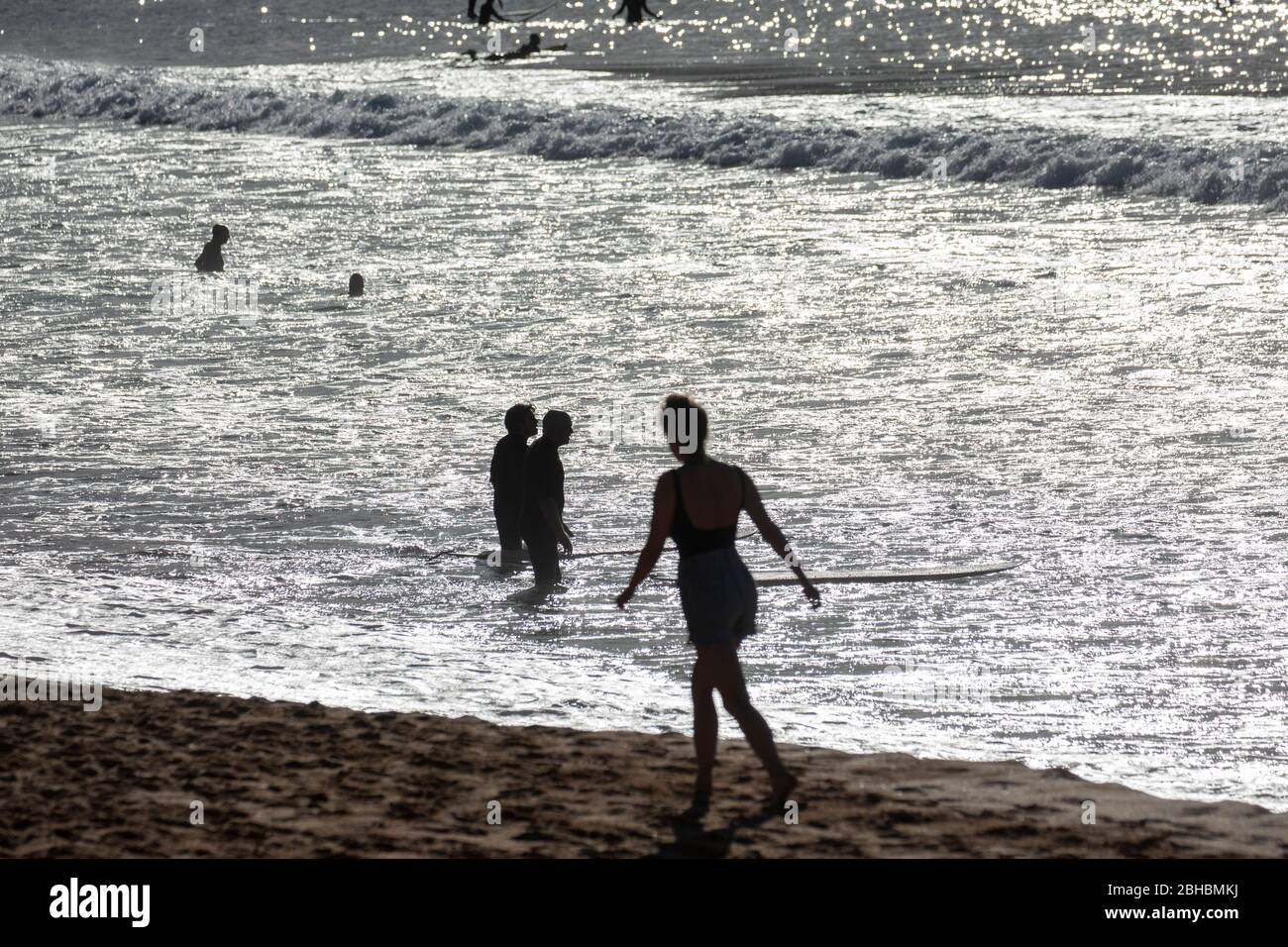 Tôt le matin, les gens de la plage de Sydney font de l'exercice et surfent sur la plage tôt dans la journée, en Australie Banque D'Images