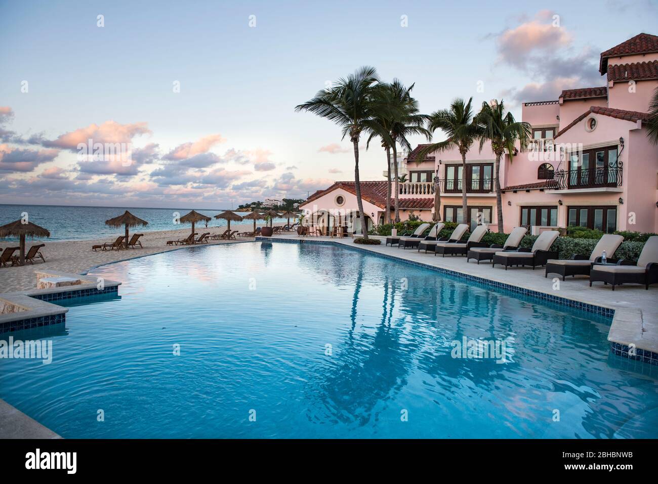 Les Caraïbes, Anguilla. La piscine de l'hôtel Frangipani. Banque D'Images