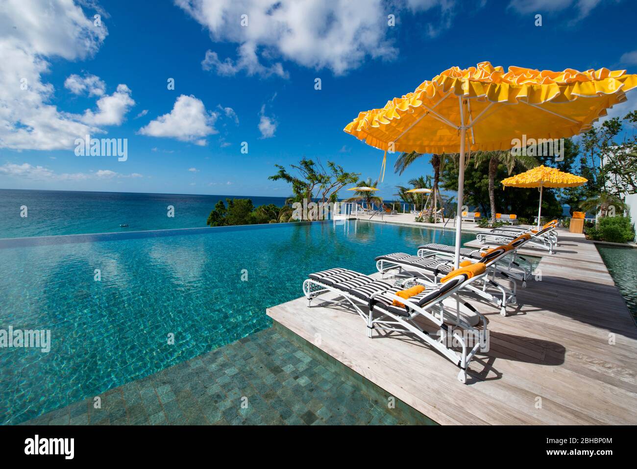 Les Caraïbes, Anguilla. Le Malliouhana Hotel & Spa, piscine. Banque D'Images