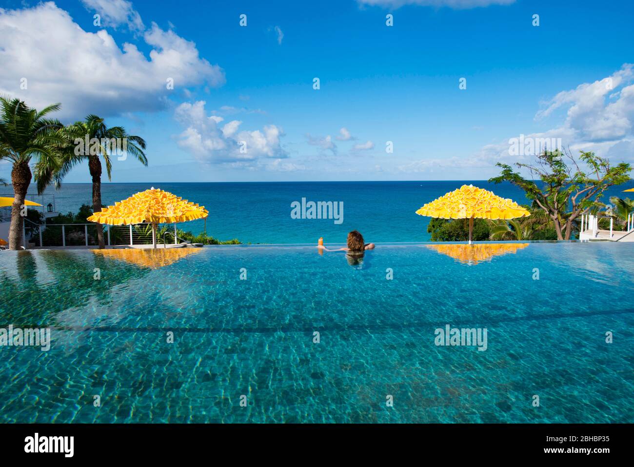 Les Caraïbes, Anguilla. Femme dans la piscine de l'hôtel Malliouhana. Banque D'Images