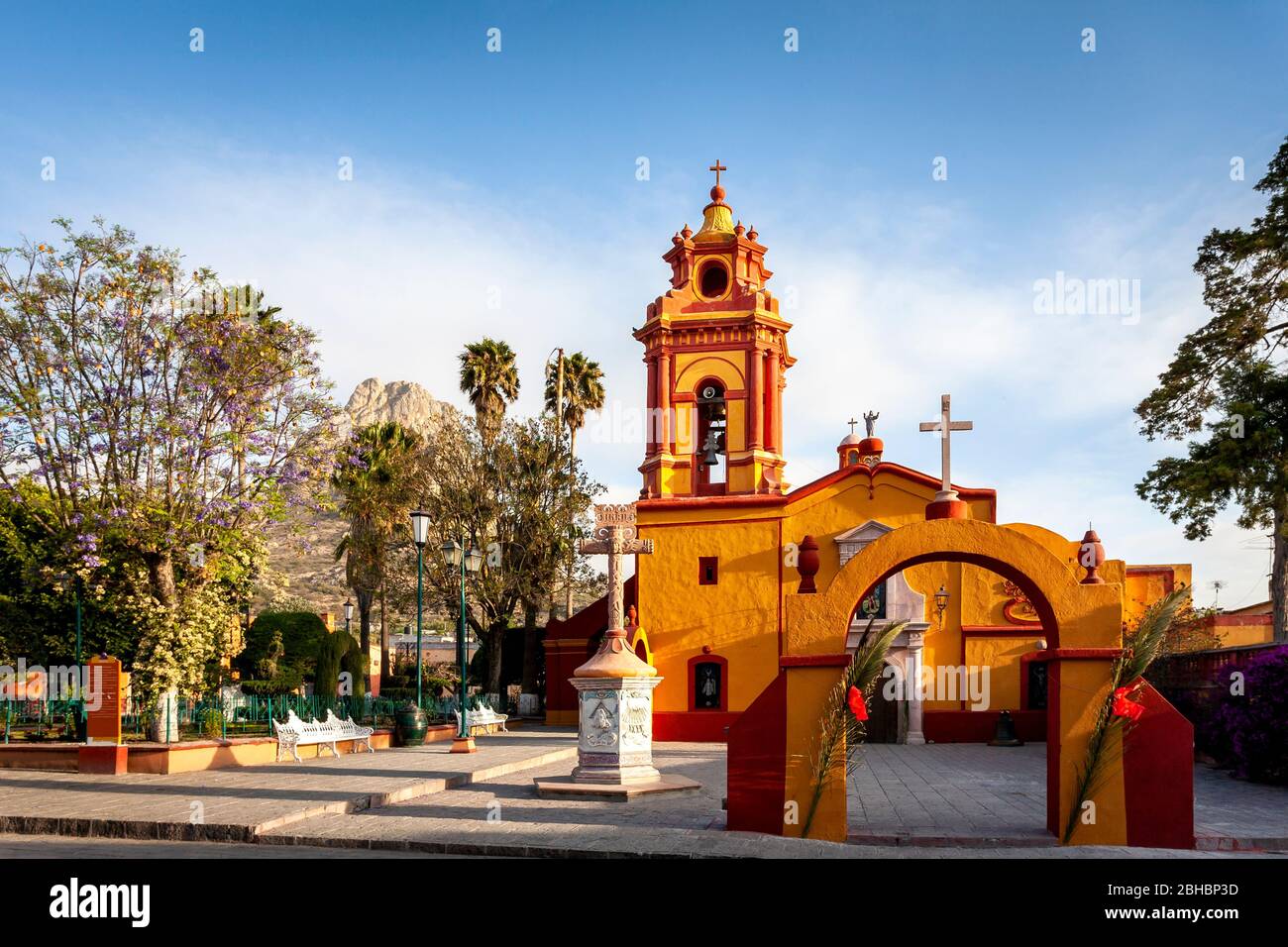 L'église et le monolithe de Bernal, Queretaro, Mexique. Banque D'Images