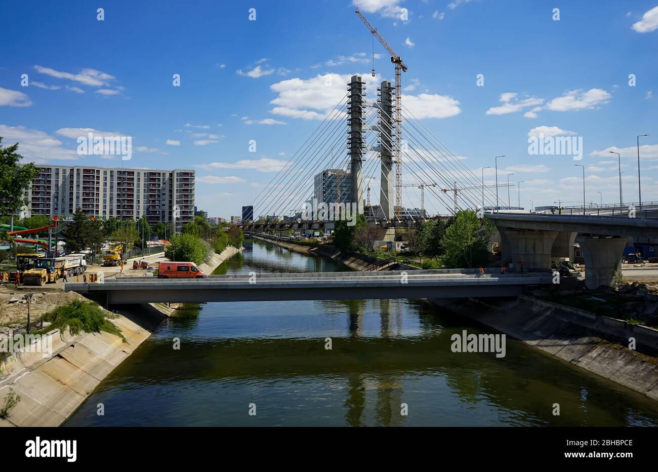 Bucarest, Roumanie - 23 avril 2020: Chantier de construction du passage supérieur de Ciurel au-dessus de la rivière Dambovita à Bucarest Banque D'Images