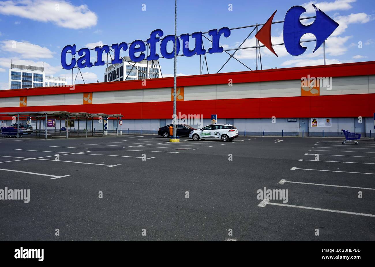 Bucarest, Roumanie - 23 avril 2020 : un parking vide du détaillant multinational français Carrefour est vu au centre commercial Orhideea de Bucarest Banque D'Images