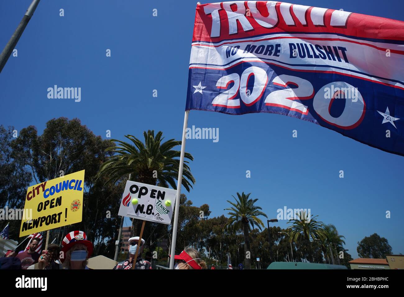 OpenUpCA, Newport Beach, Californie, 24 avril 2020, les manifestants se rallient autour de la périphérie de Newport Beach , agitant des drapeaux américains exigeant la réouverture de la Californie. Banque D'Images