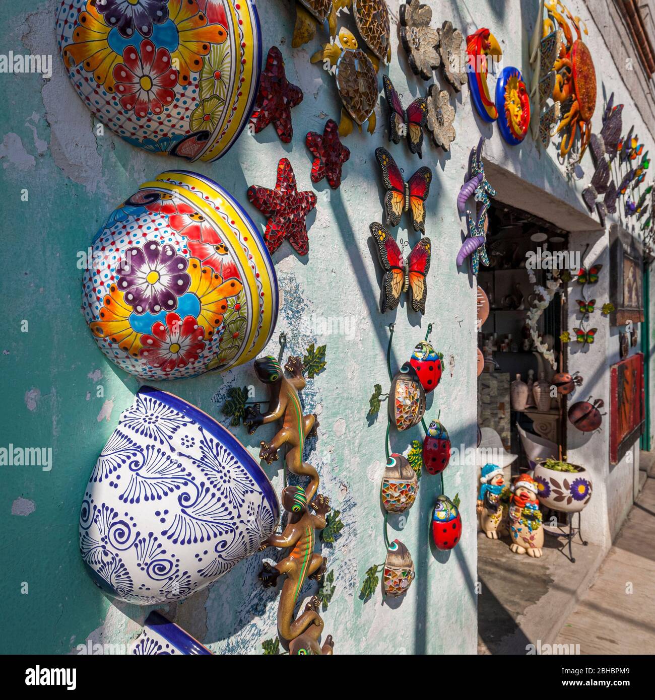 Des métiers d'art accrochent au mur d'un marché de Tequisquiapan, au Mexique. Banque D'Images