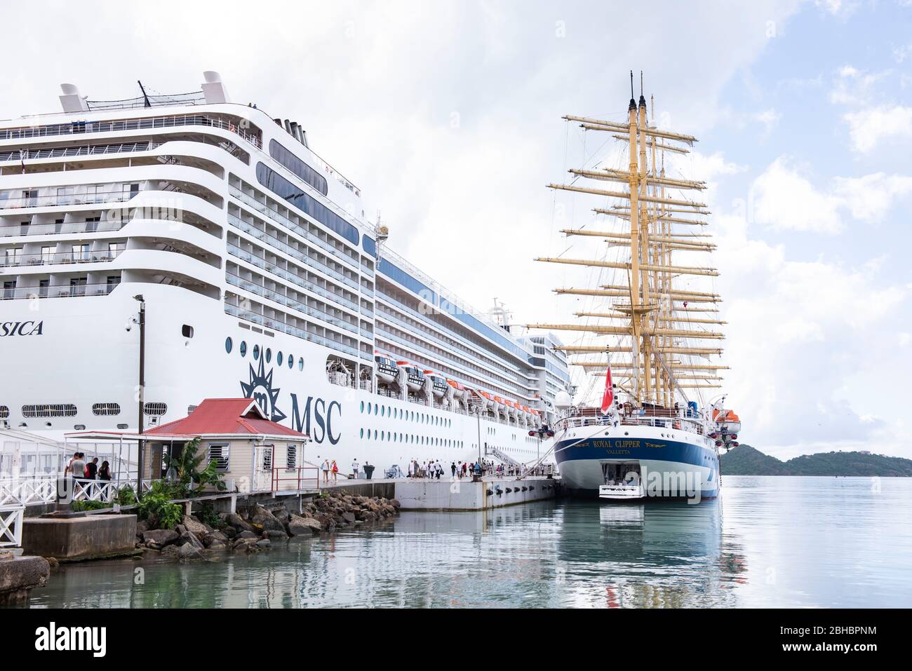 Caraïbes, Antigua. Bateau à voile Star Clipper à côté d'un bateau de croisière MSC amarré dans le port. Banque D'Images