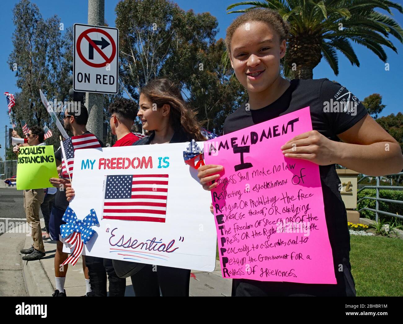 OpenUpCA, Newport Beach, Californie, 24 avril 2020, les manifestants se rallient autour de la périphérie de Newport Beach , agitant des drapeaux américains exigeant la réouverture de la Californie. Banque D'Images