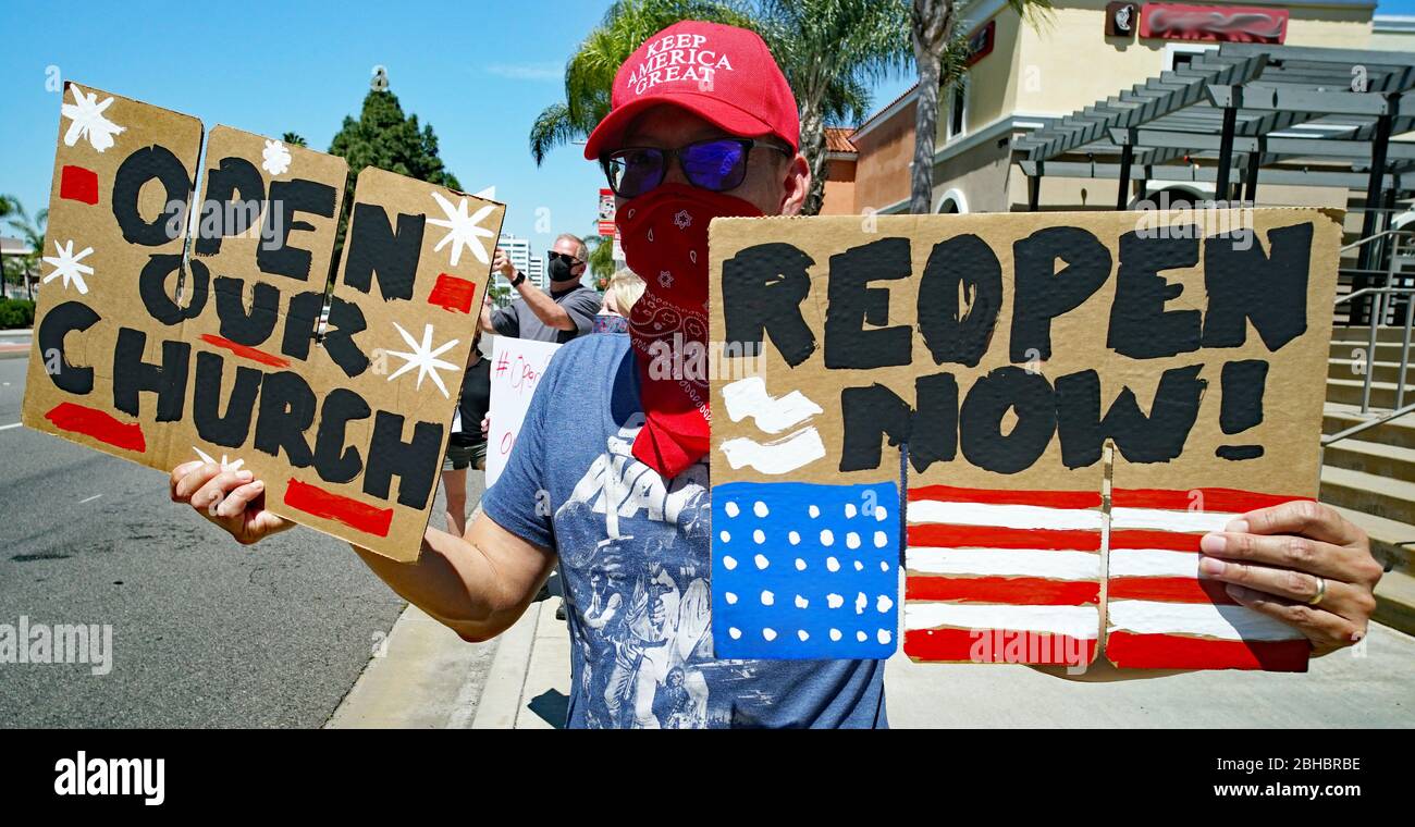 OpenUpCA Sants Ana, Californie, 24 avril 2020, les manifestants se rallient autour de la périphérie de Santa Ana, agitant des drapeaux américains exigeant la réouverture de la californie, vont au travail. Banque D'Images