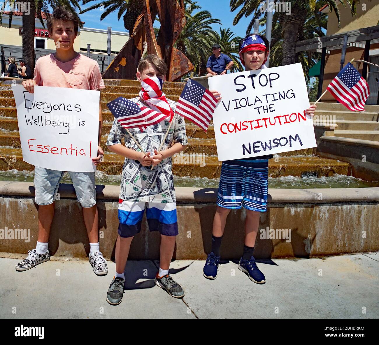 OpenUpCA Sants Ana, Californie, 24 avril 2020, les manifestants se rallient autour de la périphérie de Santa Ana, agitant des drapeaux américains exigeant la réouverture de la californie, vont au travail. Banque D'Images