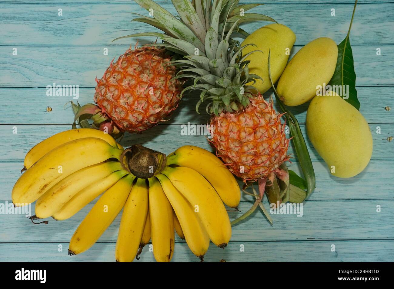 fruits à la mangue sur fond en bois Banque D'Images