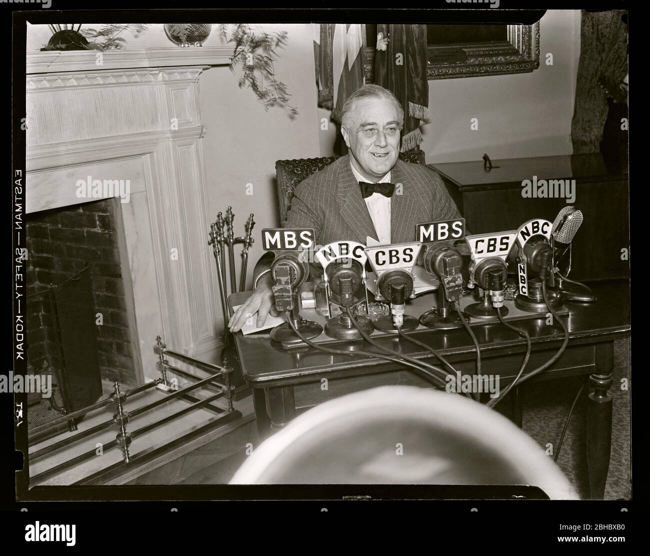 Le président Franklin D. Roosevelt 'FDR' sourit avant de donner une adresse radio deux jours après l'attaque de Pearl Harbor, 1941. Image de 4 x 5 pouces négative. Banque D'Images