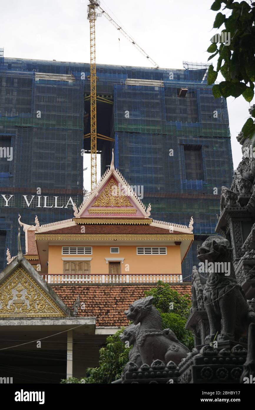 L'architecture traditionnelle contraste avec le bâtiment moderne en construction à Phnom Penh, au Cambodge Banque D'Images