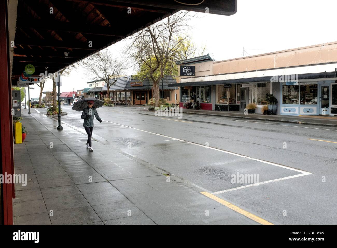 WA17459-00 .... WASHINGTON - Rainy jour avec des rues vides et des magasins fermés à Edmonds pendant l'épidémie COVID 19 de 2020. Banque D'Images