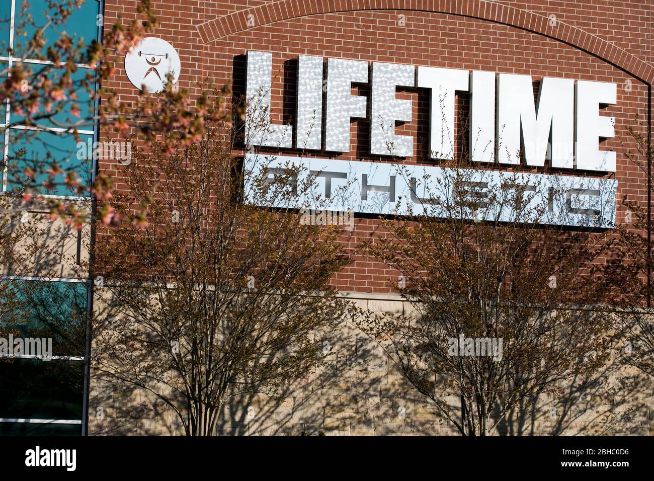 Un logo en dehors d'un centre de conditionnement physique Life Time Athletic à Columbia, Maryland, le 22 avril 2020. Banque D'Images