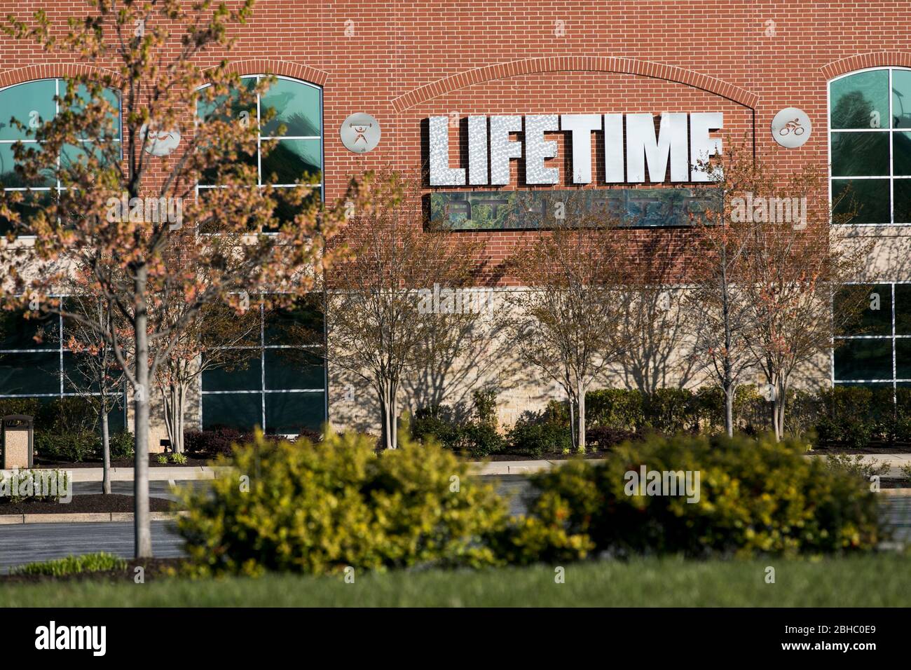 Un logo en dehors d'un centre de conditionnement physique Life Time Athletic à Columbia, Maryland, le 22 avril 2020. Banque D'Images