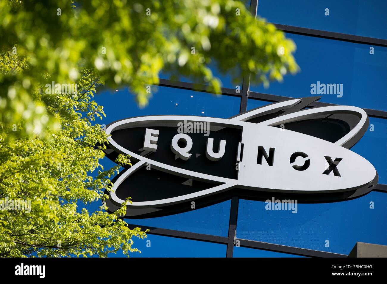 Un logo à l'extérieur d'un centre de conditionnement physique Equinox à Bethesda, Maryland, le 22 avril 2020. Banque D'Images