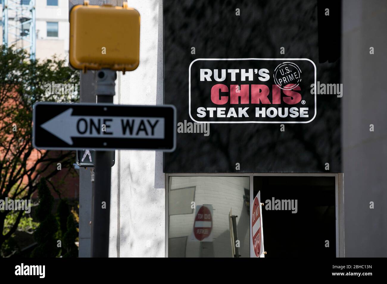 Un logo en dehors d'un restaurant Ruth's Chris Steak House situé à Bethesda, Maryland, le 22 avril 2020. Banque D'Images