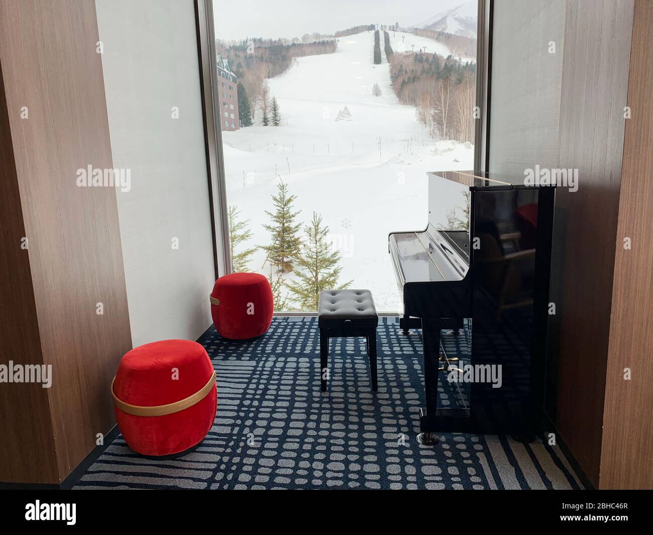6 mars 2019: Club Med Tomamu Japon - Piano en face de la belle vue sur la neige Banque D'Images