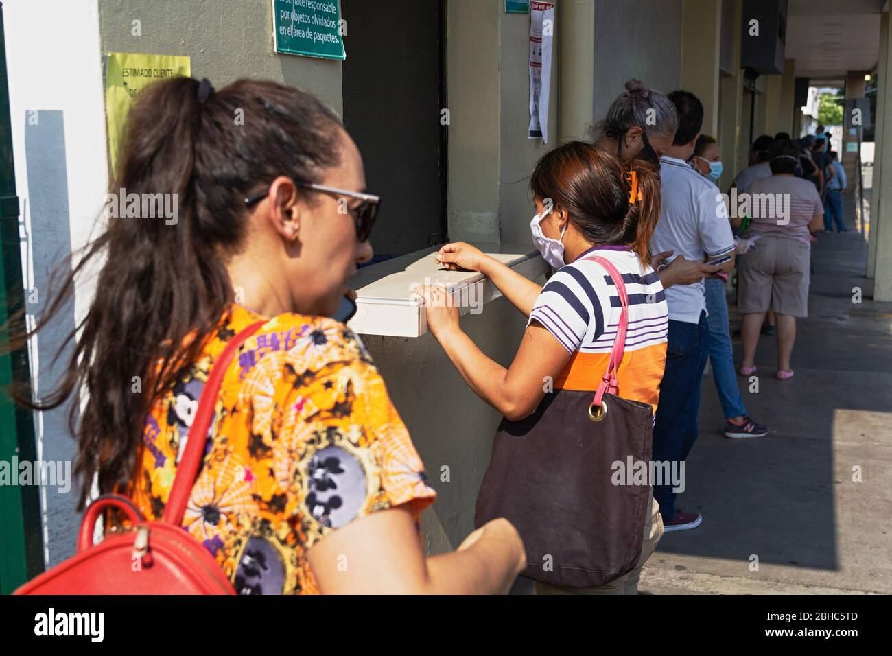 1er avril 2020 - plusieurs personnes attendent d'entrer dans un supermarché dans la capitale du Salvador pendant la quarantaine établie. Banque D'Images