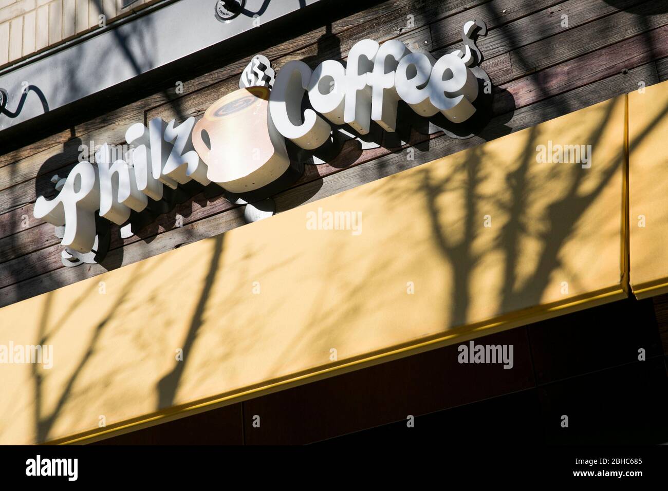 Un logo en dehors d'un lieu de café Philz à Bethesda, Maryland, le 22 avril 2020. Banque D'Images