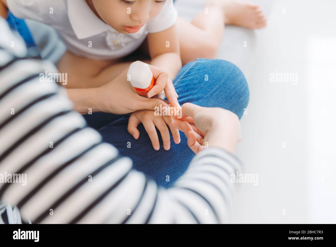 Mère et fille s'amusant painting fingernails, temps de famille concept Banque D'Images