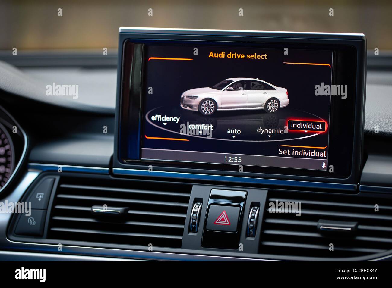 GRODNO, BIÉLORUSSIE - DÉCEMBRE 2019 : Audi   4 G, C7 2.0 TDI 2016 intérieur avec sélection de l'affichage du moniteur de mode de conduite permet au conducteur de choisir entre Banque D'Images