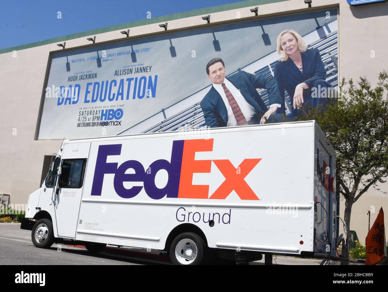 Los Angeles, Californie, États-Unis 24 avril 2020 une vue générale de l'atmosphère de Hugh Jackman HBO Bad Education panneau et Fed Ex livraison camion le 24 avril 2020 à Los Angeles, Californie, États-Unis. Photo de Barry King/Alay Live News Banque D'Images